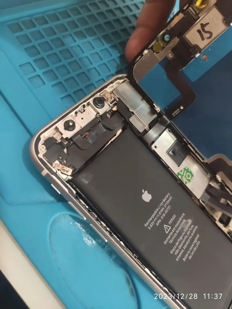 Registro da troca da tela do iPhone 11 a domicílio aqui em belo horizonte. Bateria inchada e impedindo o aparelho de fechar completamente.